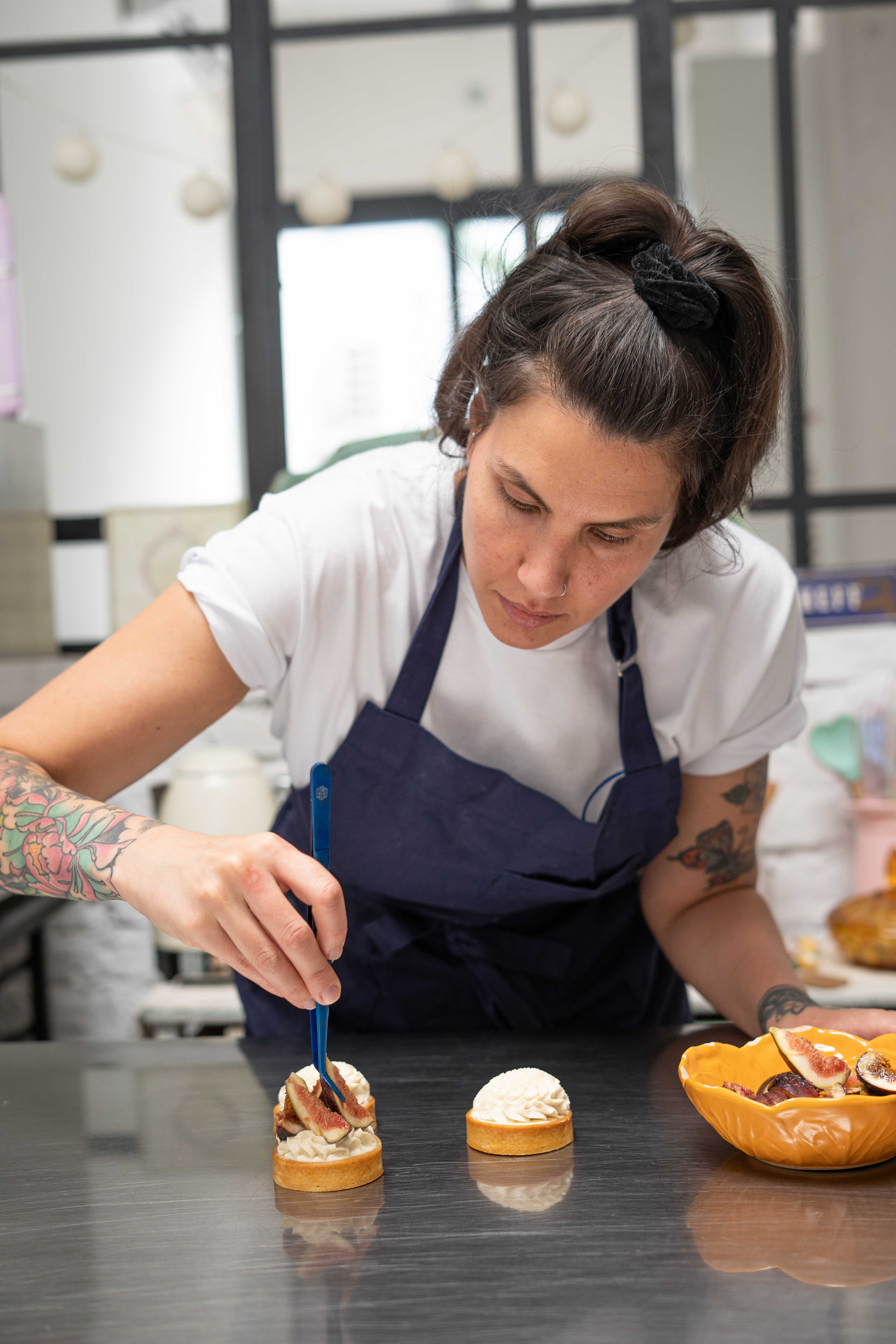 Belu Melamed en su taller de pastelería